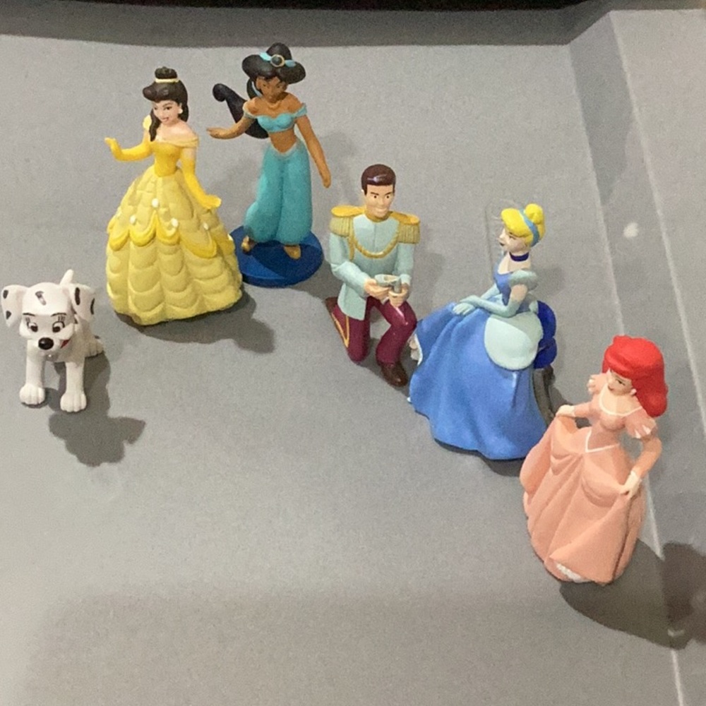 Disney 6 figures 4 princess 👸 one prince 👑 and a 🐶